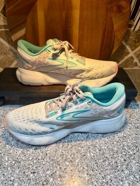 Brooks Glycerin Women’s Athletic Shoes — Cream with Teal and Coral Accents